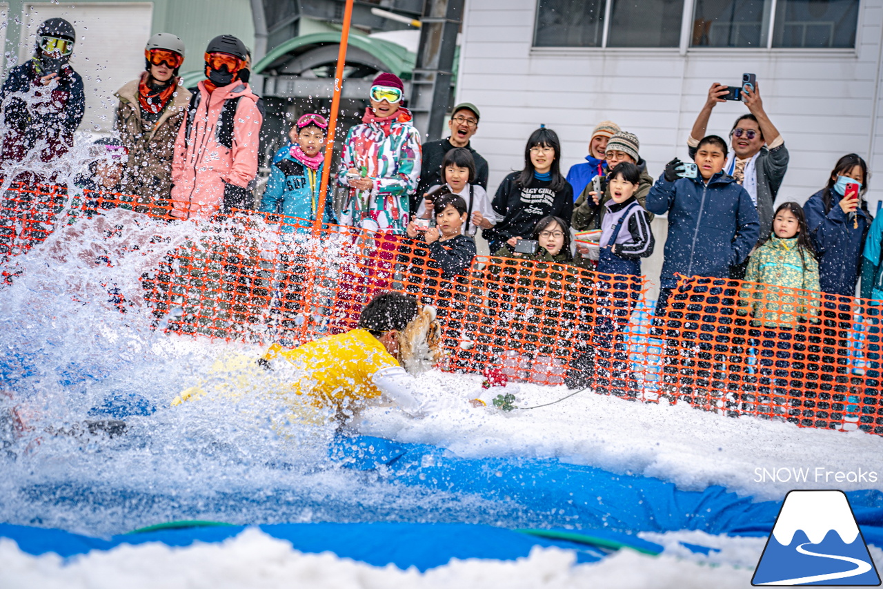 富良野スキー場｜季節は、まだ冬？それとも…？小雪が舞い、たくさんの雪が残る富良野スキー場で、春の恒例イベント『春スキー池渡り大会』開催(^^)/